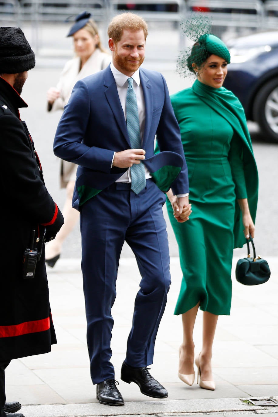 Relajados y sonrientes, el duque y la duquesa de Sussex hicieron este lunes su última aparición como miembros de la realeza británica, acompañando a la reina Isabel II en un oficio religioso en Londres, antes de dar el salto a su nueva vida. Ambos asistieron junto a los otros miembros de la familia real a una misa la Abadía de Westminster con motivo del día de la Mancomunidad británica.