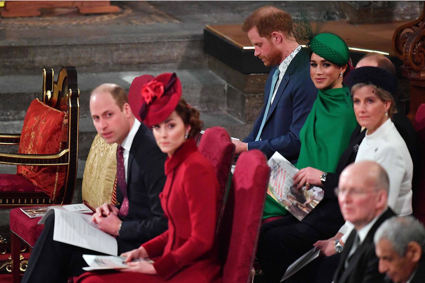 Relajados y sonrientes, el duque y la duquesa de Sussex hicieron este lunes su última aparición como miembros de la realeza británica, acompañando a la reina Isabel II en un oficio religioso en Londres, antes de dar el salto a su nueva vida. Ambos asistieron junto a los otros miembros de la familia real a una misa la Abadía de Westminster con motivo del día de la Mancomunidad británica.