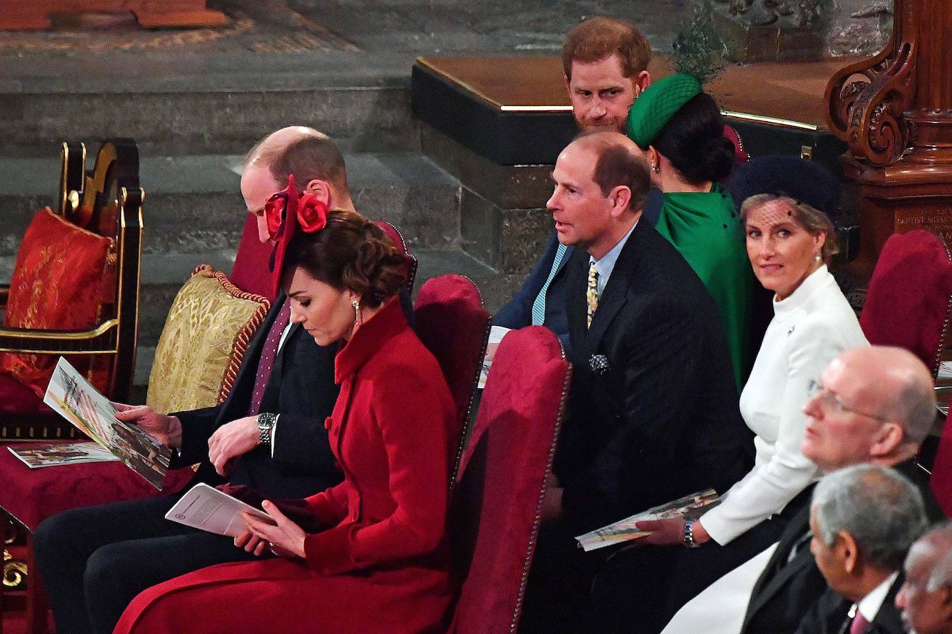 Relajados y sonrientes, el duque y la duquesa de Sussex hicieron este lunes su última aparición como miembros de la realeza británica, acompañando a la reina Isabel II en un oficio religioso en Londres, antes de dar el salto a su nueva vida. Ambos asistieron junto a los otros miembros de la familia real a una misa la Abadía de Westminster con motivo del día de la Mancomunidad británica.