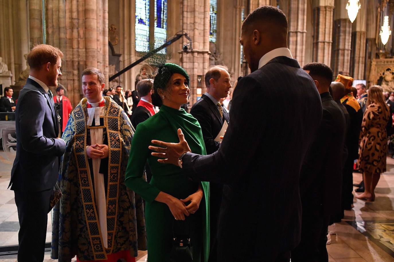 Relajados y sonrientes, el duque y la duquesa de Sussex hicieron este lunes su última aparición como miembros de la realeza británica, acompañando a la reina Isabel II en un oficio religioso en Londres, antes de dar el salto a su nueva vida. Ambos asistieron junto a los otros miembros de la familia real a una misa la Abadía de Westminster con motivo del día de la Mancomunidad británica.