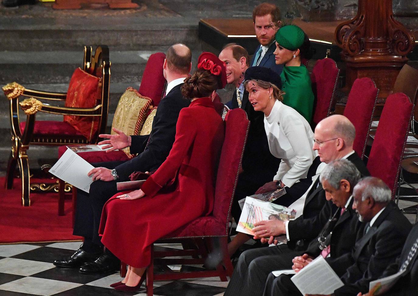 Relajados y sonrientes, el duque y la duquesa de Sussex hicieron este lunes su última aparición como miembros de la realeza británica, acompañando a la reina Isabel II en un oficio religioso en Londres, antes de dar el salto a su nueva vida. Ambos asistieron junto a los otros miembros de la familia real a una misa la Abadía de Westminster con motivo del día de la Mancomunidad británica.