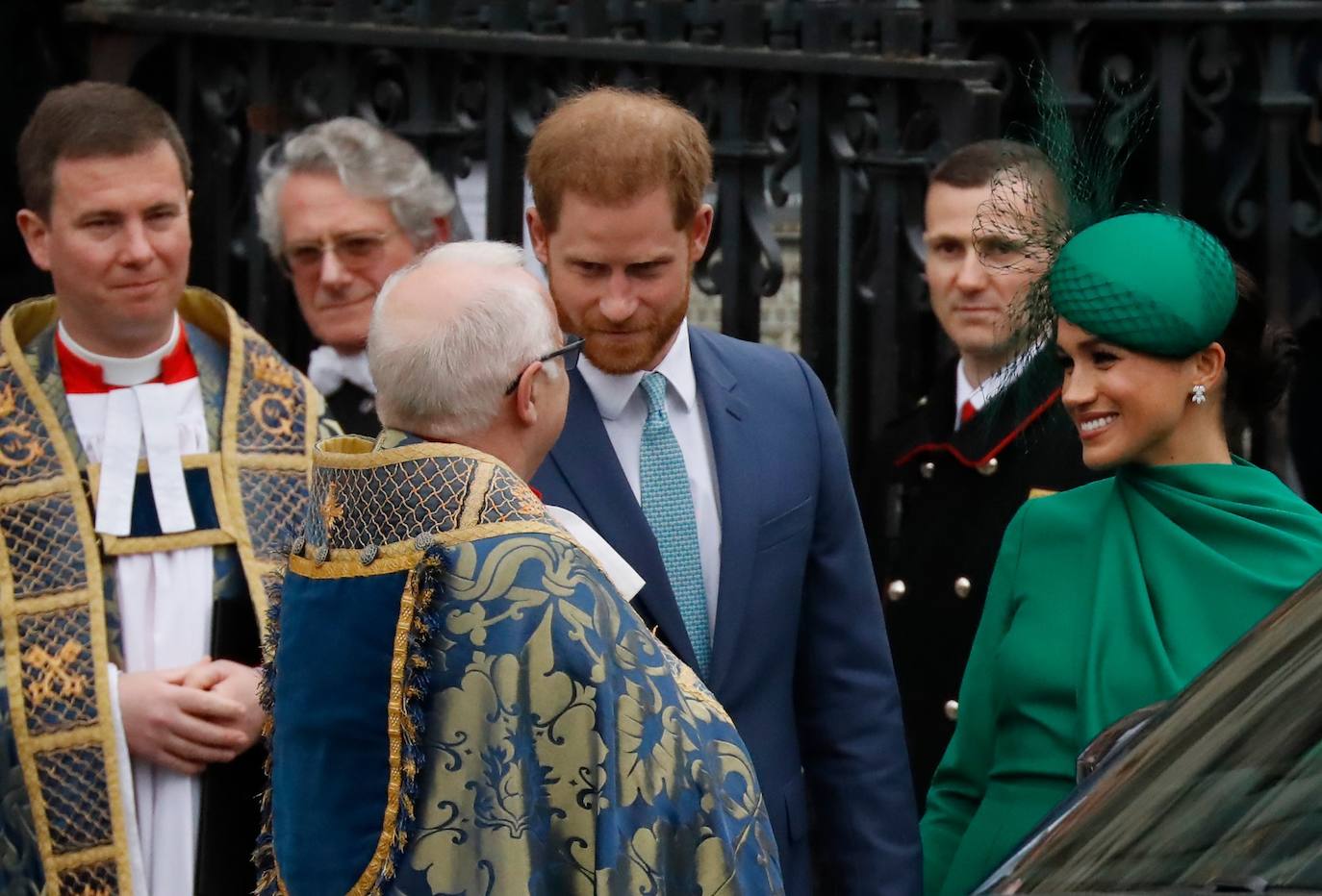 Relajados y sonrientes, el duque y la duquesa de Sussex hicieron este lunes su última aparición como miembros de la realeza británica, acompañando a la reina Isabel II en un oficio religioso en Londres, antes de dar el salto a su nueva vida. Ambos asistieron junto a los otros miembros de la familia real a una misa la Abadía de Westminster con motivo del día de la Mancomunidad británica.