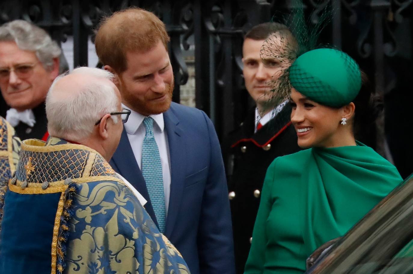 Relajados y sonrientes, el duque y la duquesa de Sussex hicieron este lunes su última aparición como miembros de la realeza británica, acompañando a la reina Isabel II en un oficio religioso en Londres, antes de dar el salto a su nueva vida. Ambos asistieron junto a los otros miembros de la familia real a una misa la Abadía de Westminster con motivo del día de la Mancomunidad británica.