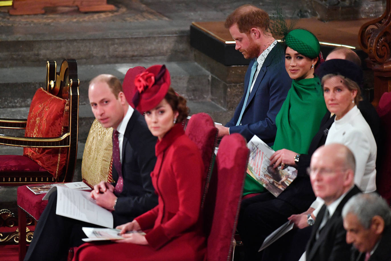 Relajados y sonrientes, el duque y la duquesa de Sussex hicieron este lunes su última aparición como miembros de la realeza británica, acompañando a la reina Isabel II en un oficio religioso en Londres, antes de dar el salto a su nueva vida. Ambos asistieron junto a los otros miembros de la familia real a una misa la Abadía de Westminster con motivo del día de la Mancomunidad británica.