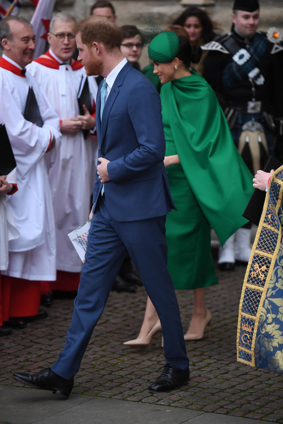 Relajados y sonrientes, el duque y la duquesa de Sussex hicieron este lunes su última aparición como miembros de la realeza británica, acompañando a la reina Isabel II en un oficio religioso en Londres, antes de dar el salto a su nueva vida. Ambos asistieron junto a los otros miembros de la familia real a una misa la Abadía de Westminster con motivo del día de la Mancomunidad británica.