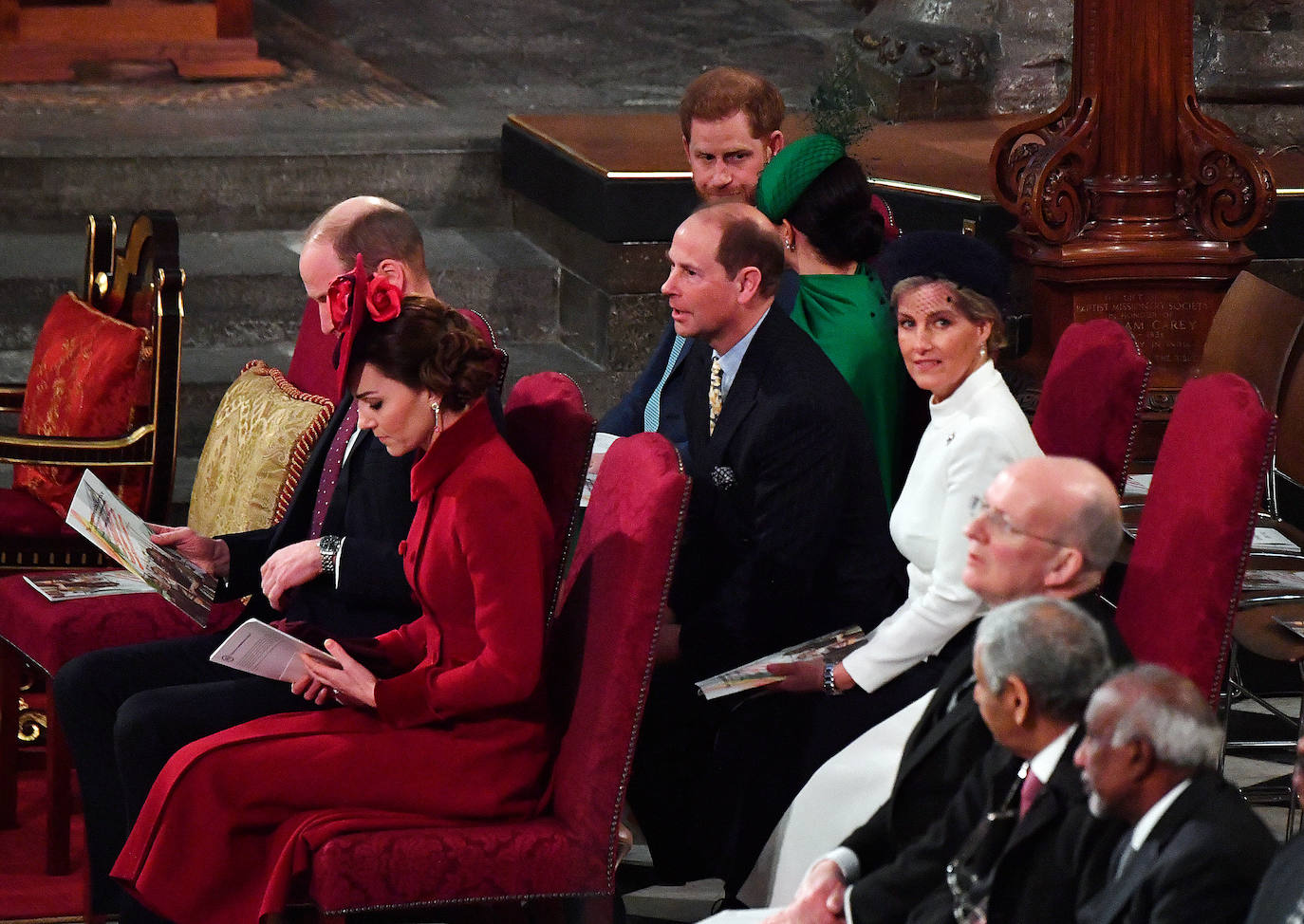 Relajados y sonrientes, el duque y la duquesa de Sussex hicieron este lunes su última aparición como miembros de la realeza británica, acompañando a la reina Isabel II en un oficio religioso en Londres, antes de dar el salto a su nueva vida. Ambos asistieron junto a los otros miembros de la familia real a una misa la Abadía de Westminster con motivo del día de la Mancomunidad británica.