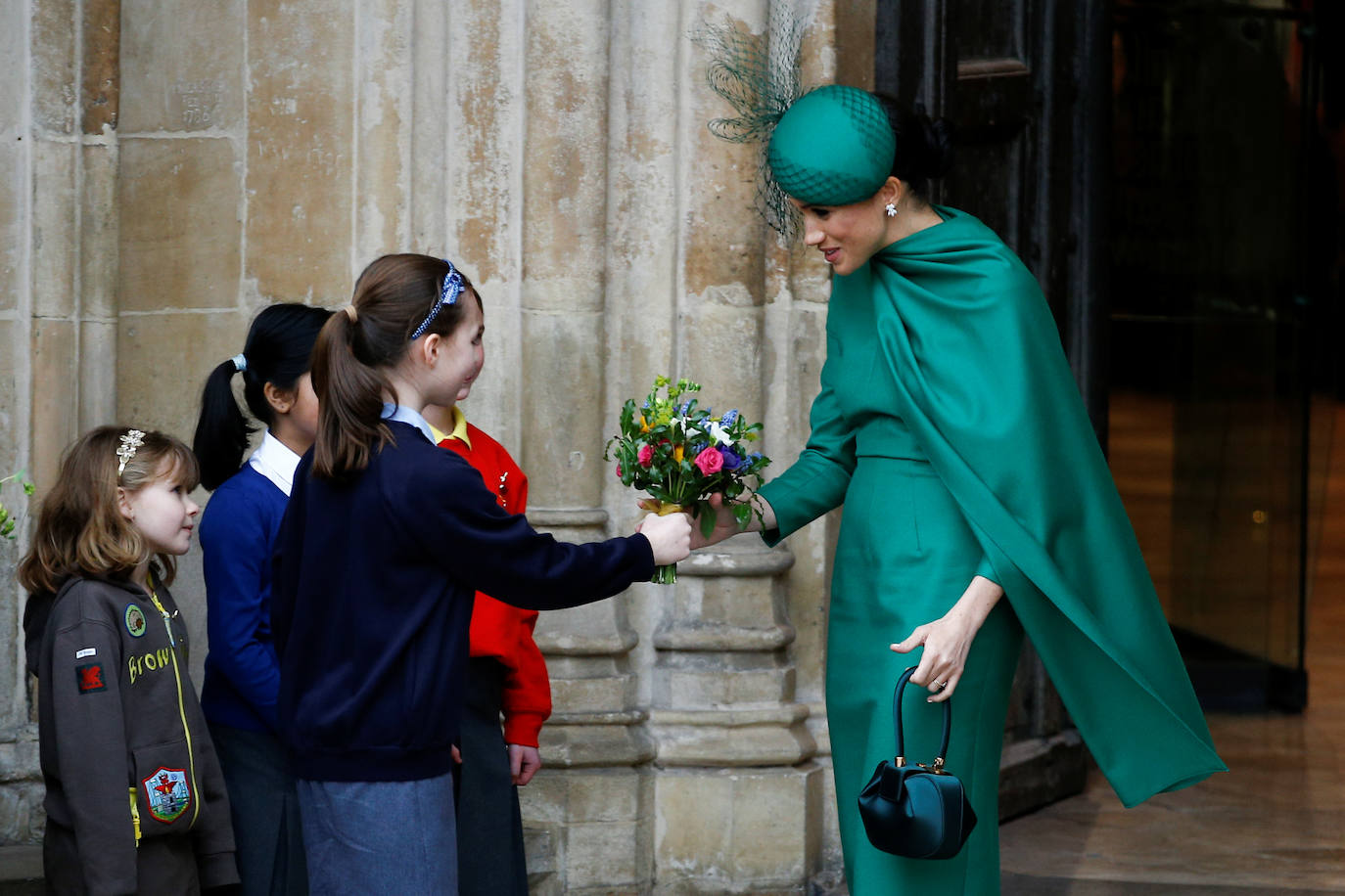 Relajados y sonrientes, el duque y la duquesa de Sussex hicieron este lunes su última aparición como miembros de la realeza británica, acompañando a la reina Isabel II en un oficio religioso en Londres, antes de dar el salto a su nueva vida. Ambos asistieron junto a los otros miembros de la familia real a una misa la Abadía de Westminster con motivo del día de la Mancomunidad británica.