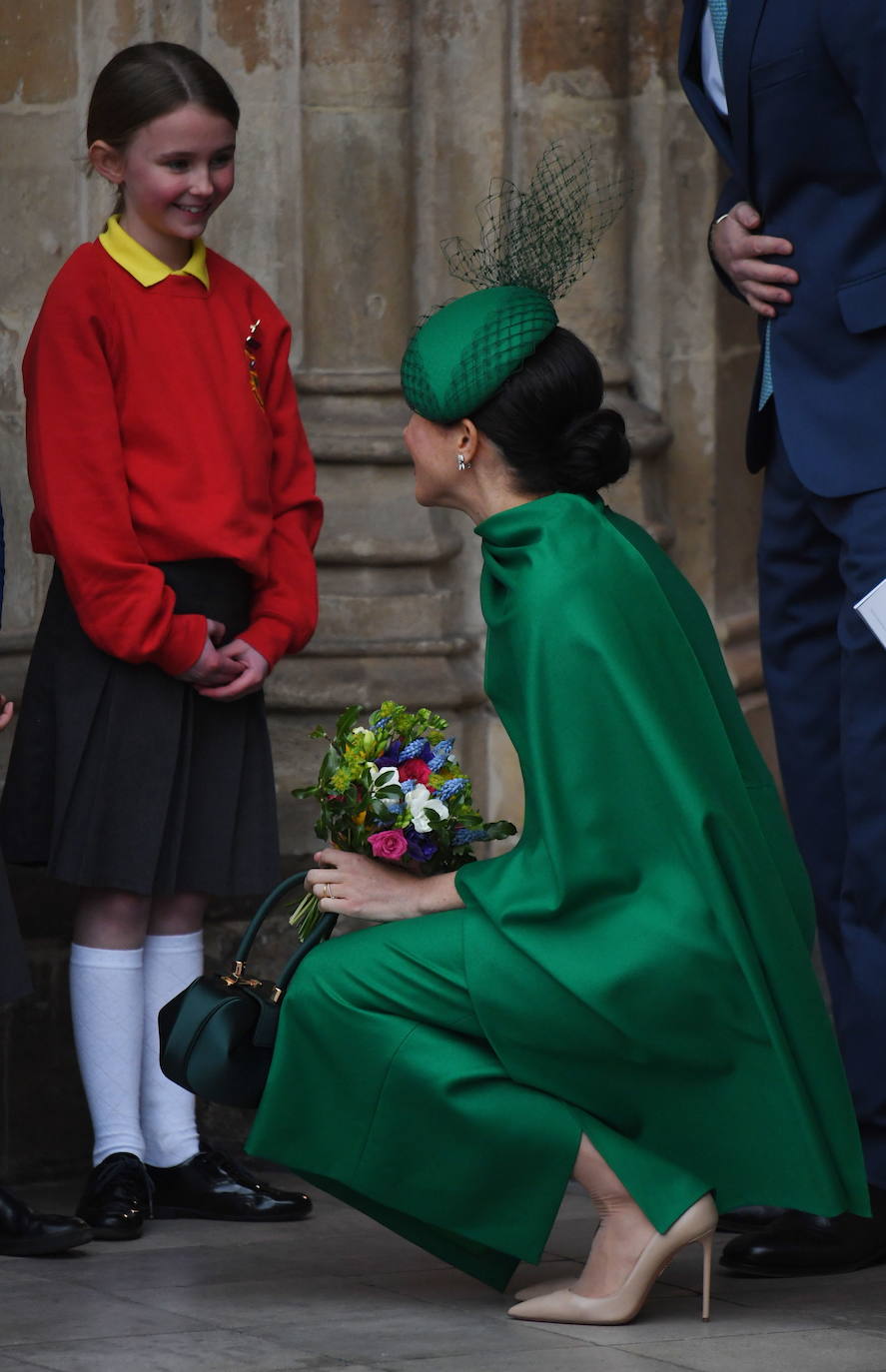 Relajados y sonrientes, el duque y la duquesa de Sussex hicieron este lunes su última aparición como miembros de la realeza británica, acompañando a la reina Isabel II en un oficio religioso en Londres, antes de dar el salto a su nueva vida. Ambos asistieron junto a los otros miembros de la familia real a una misa la Abadía de Westminster con motivo del día de la Mancomunidad británica.