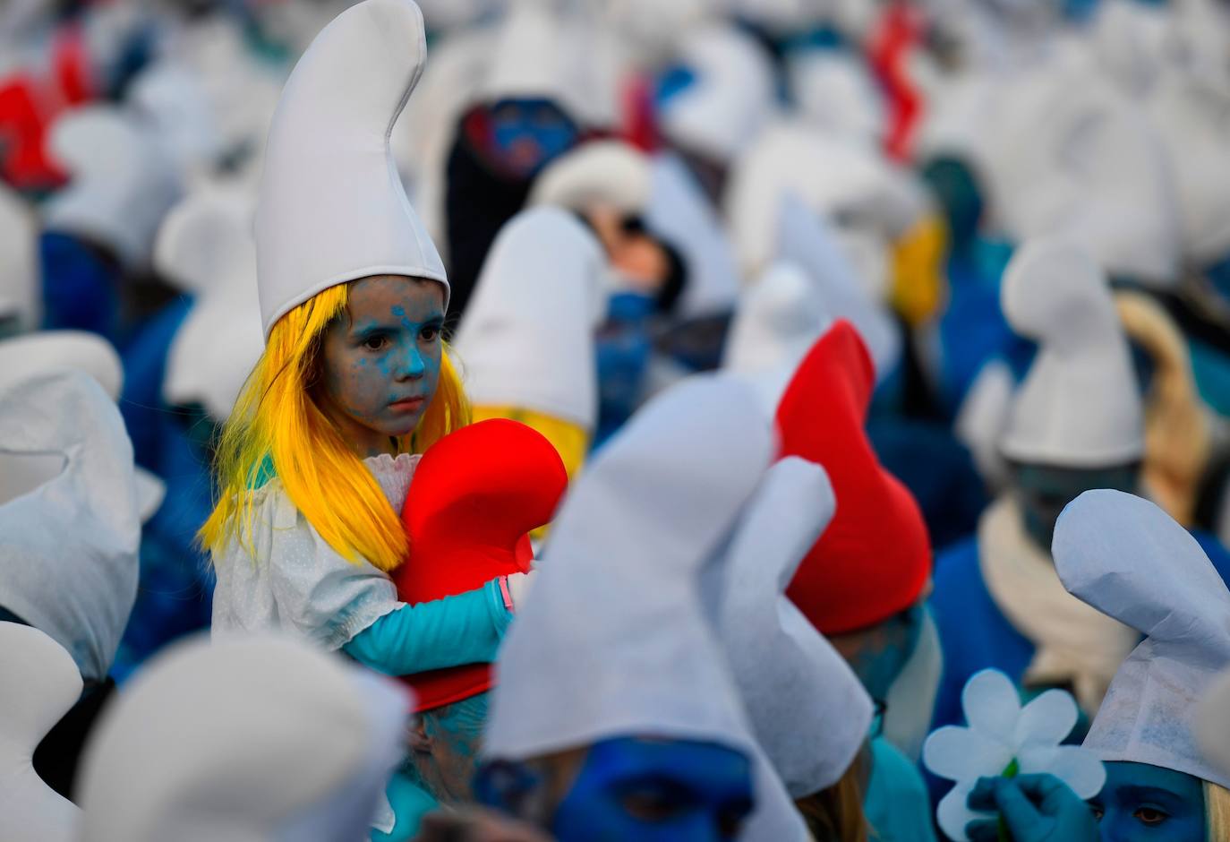 3.500 personas se reunieron este pasado fin de semana en la localidad francesa de Landerneau para intentar batir el récord Guinness de disfrazados de la mítica serie de dibujos 'Los Pitufos'. Según informan varios medios locales la validación de la marca aún está pendiente pero en los carnavales se habrían dado cita 700 personas más que en el récord anteriormente conseguido en Lauchringen (Alemania).