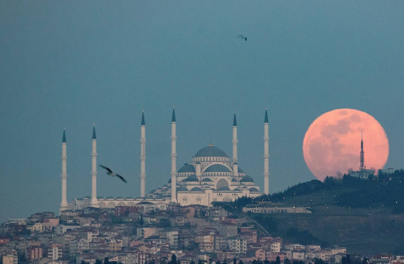Superluna en Estambul.