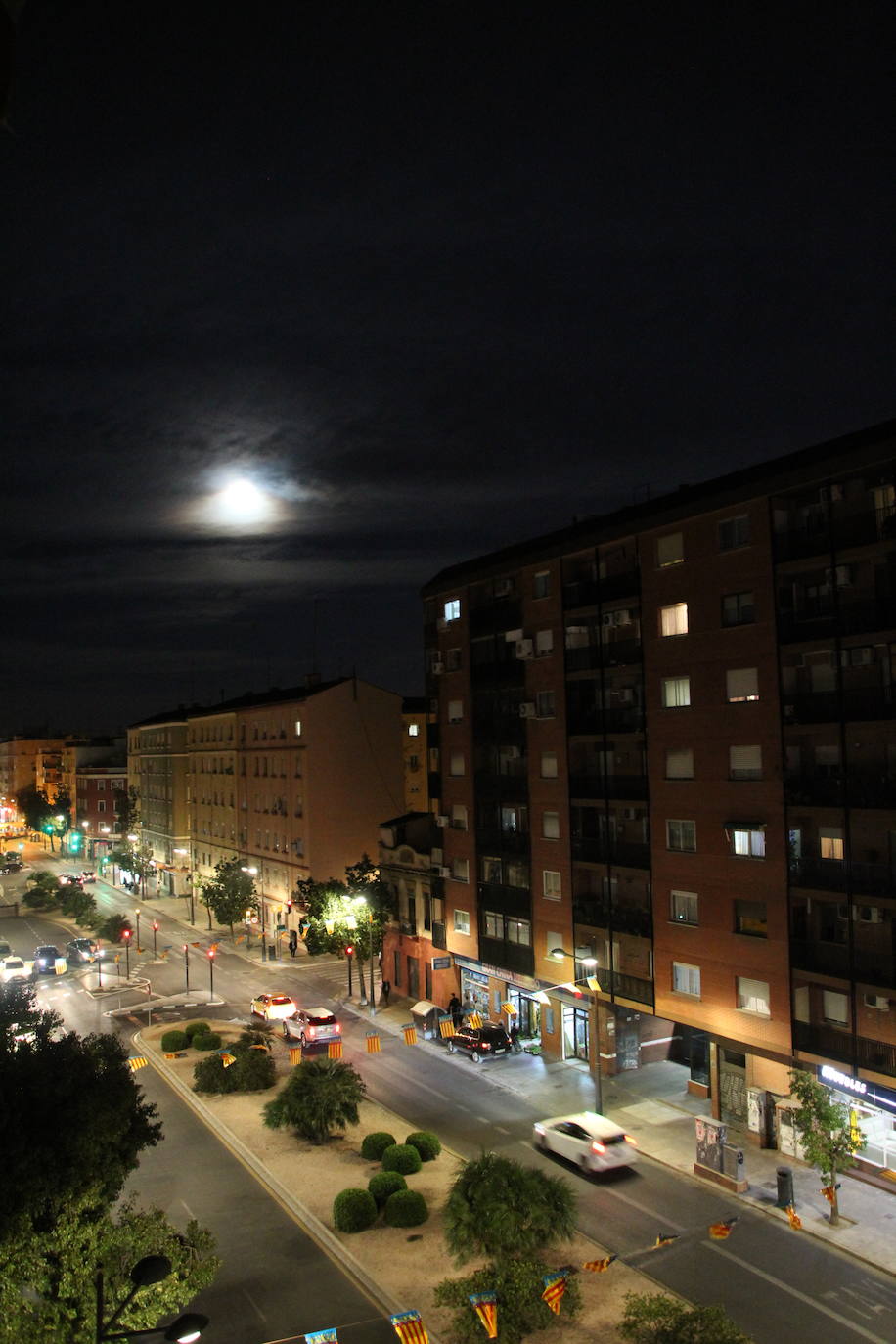 La segunda luna del perigeo del año, conocida popularmente como superluna, ha iluminado esta noche el cielo con una apariencia ligeramente mayor -hasta un 14 por ciento- de lo habitual y un brillo un 30 por ciento más intenso. En Valencia, pese a las nubes altas, también se ha podido contemplar