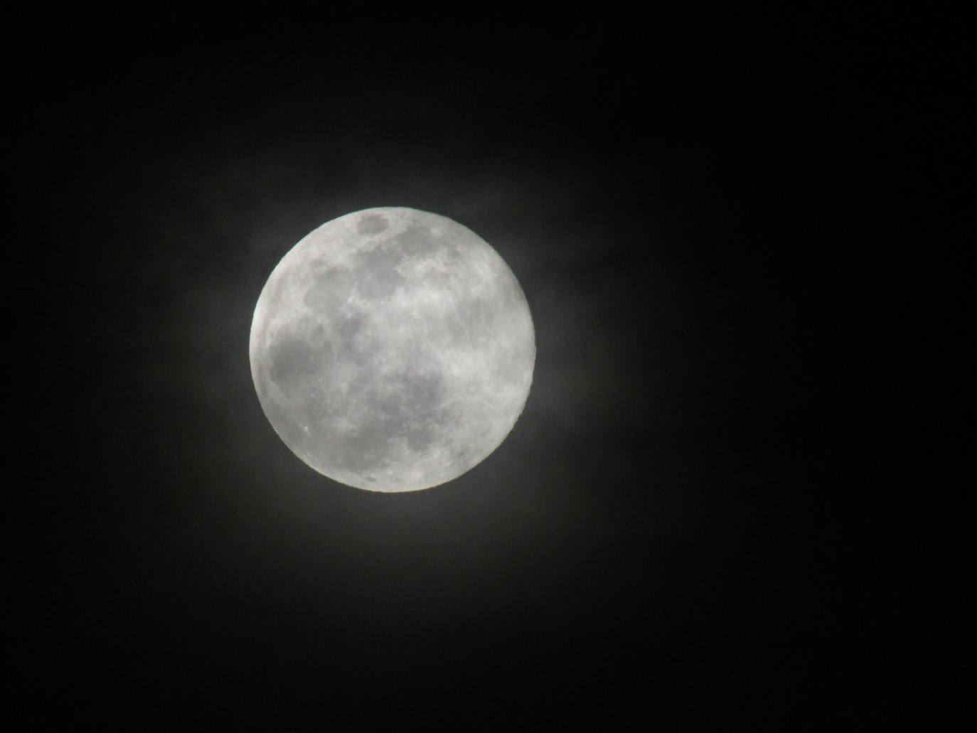 La segunda luna del perigeo del año, conocida popularmente como superluna, ha iluminado esta noche el cielo con una apariencia ligeramente mayor -hasta un 14 por ciento- de lo habitual y un brillo un 30 por ciento más intenso. En Valencia, pese a las nubes altas, también se ha podido contemplar