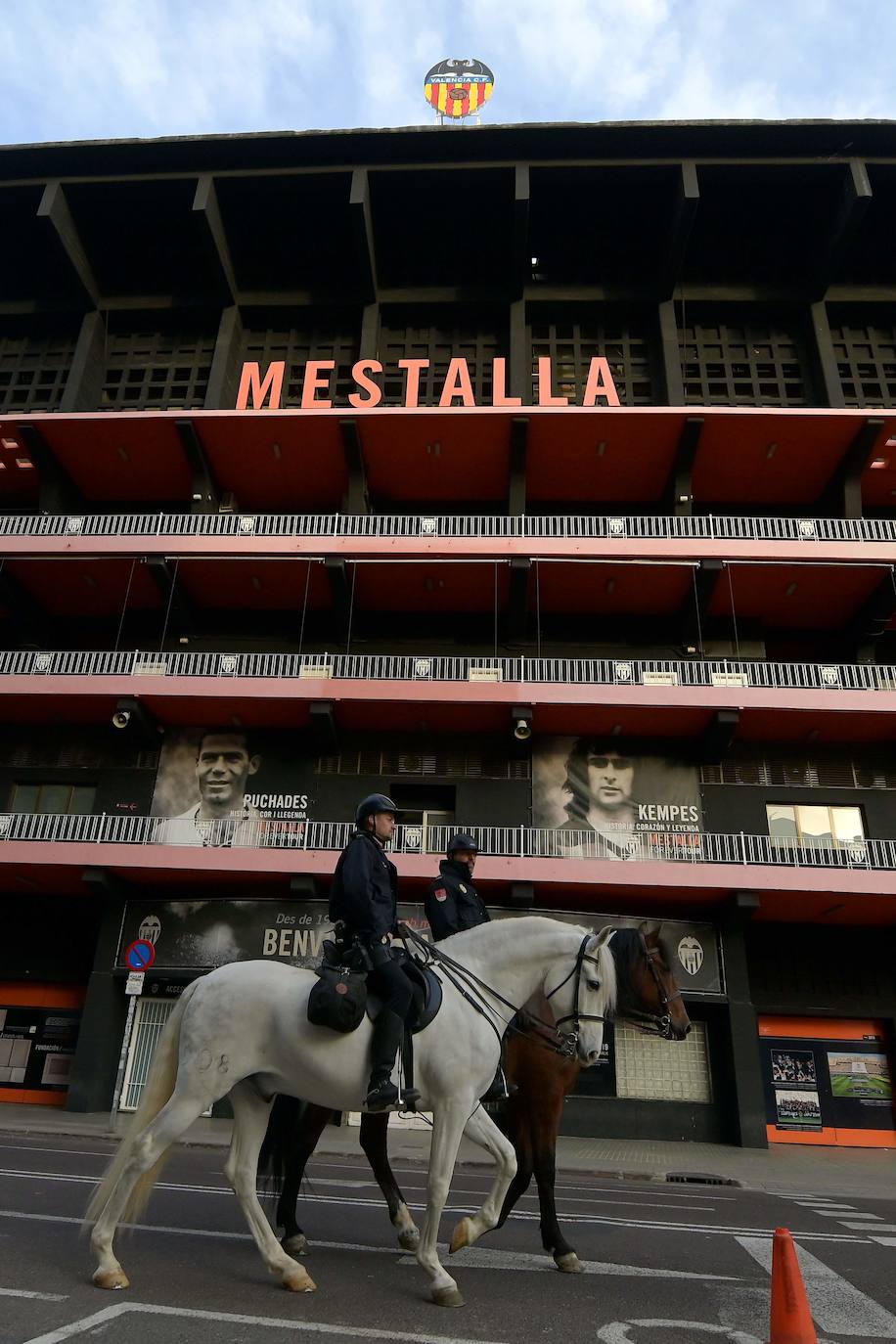 Fotos: La afición recibe al Valencia CF en Mestalla