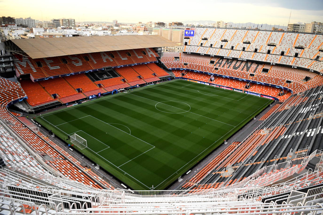 Fotos: La afición recibe al Valencia CF en Mestalla