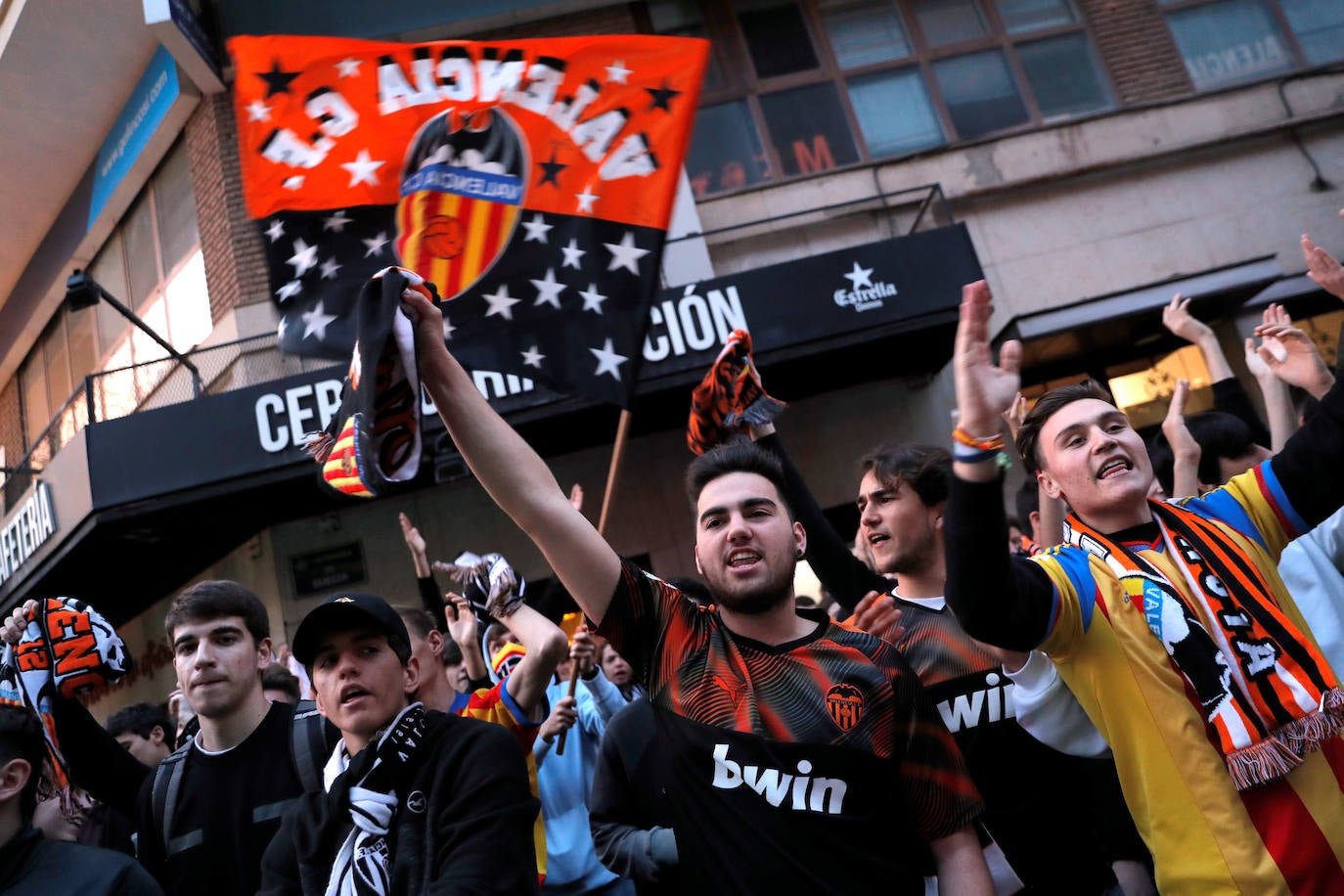 Fotos: La afición recibe al Valencia CF en Mestalla