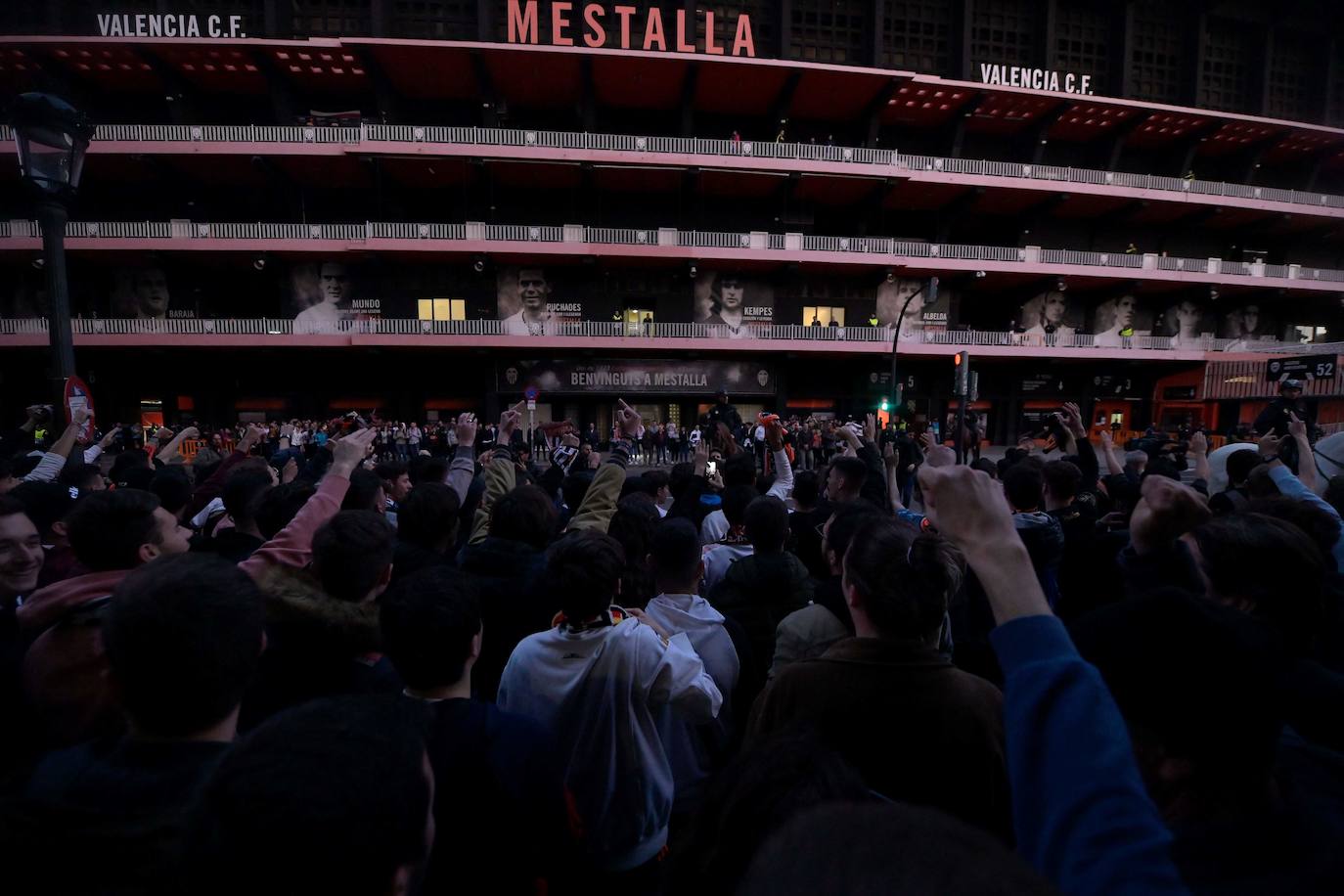 Fotos: La afición recibe al Valencia CF en Mestalla