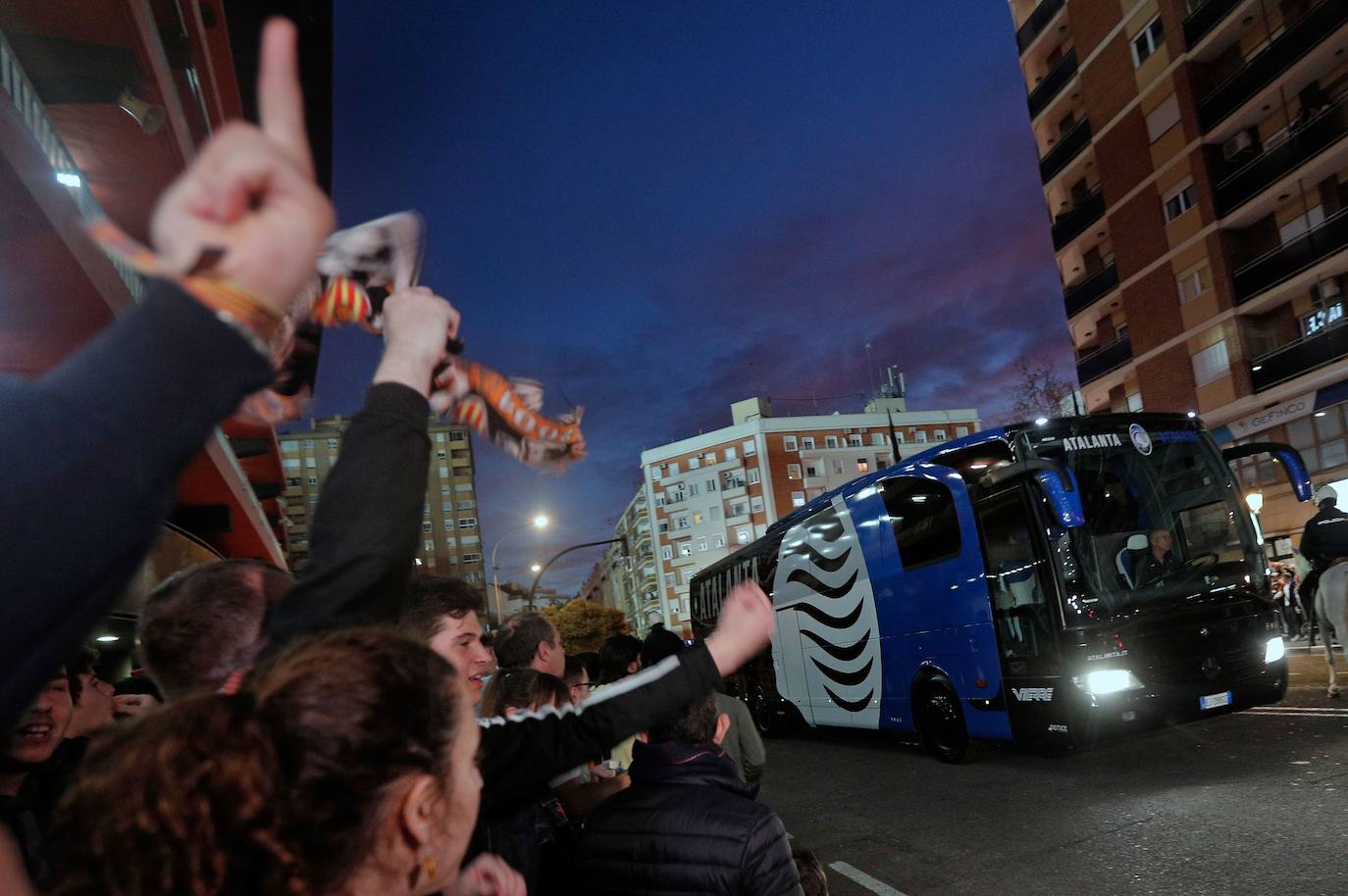 Fotos: La afición recibe al Valencia CF en Mestalla