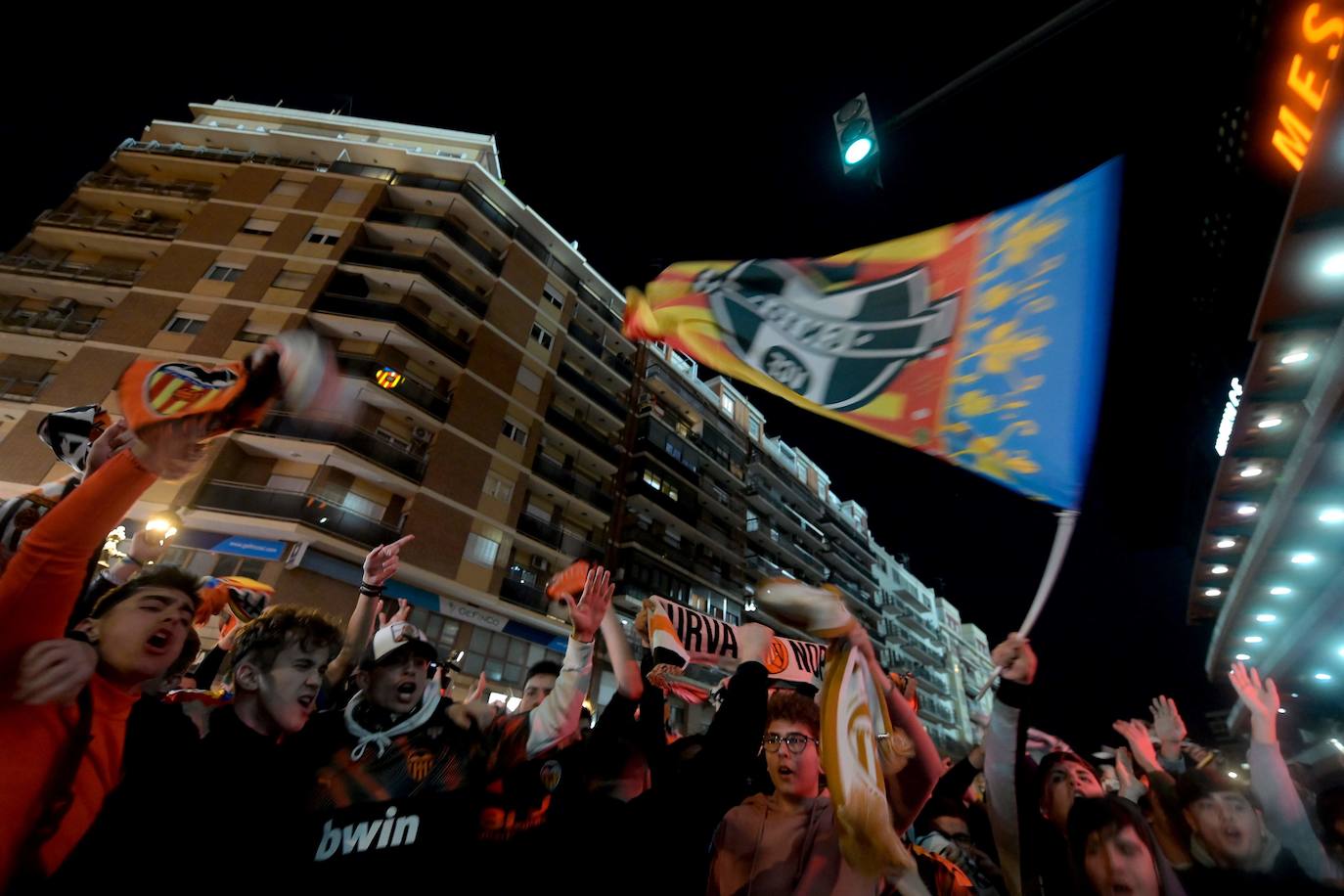 Fotos: La afición recibe al Valencia CF en Mestalla