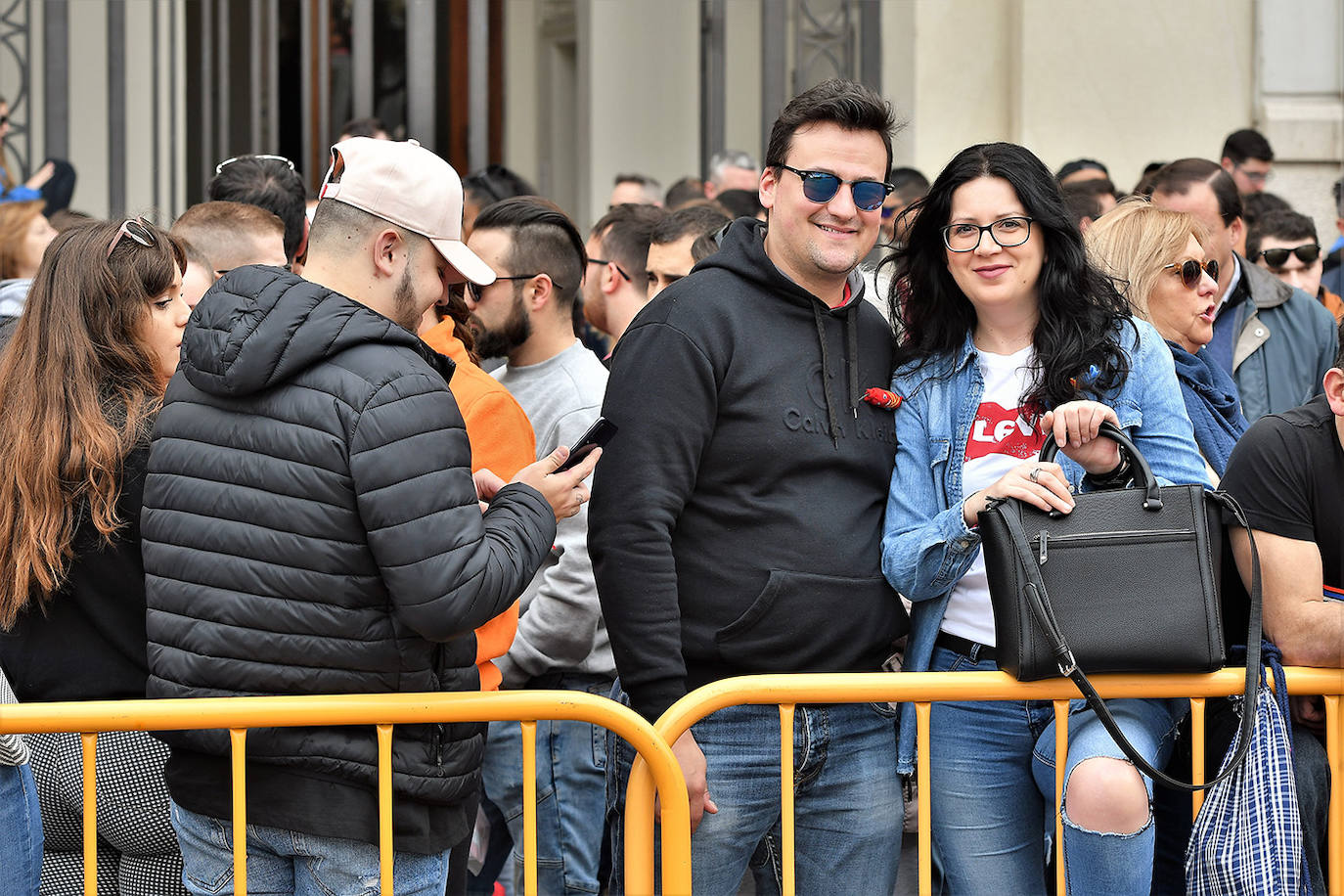 La mascletà de este martes 10 de marzo ha sido obra de Pirotecnia Crespo de Alzira, que ha decidido que su espectáculo pirotécnico sirviera de homenaje a la Guardia Civil, con el color verde como protagonista. Si has estado allí, búscate en estas imágenes: