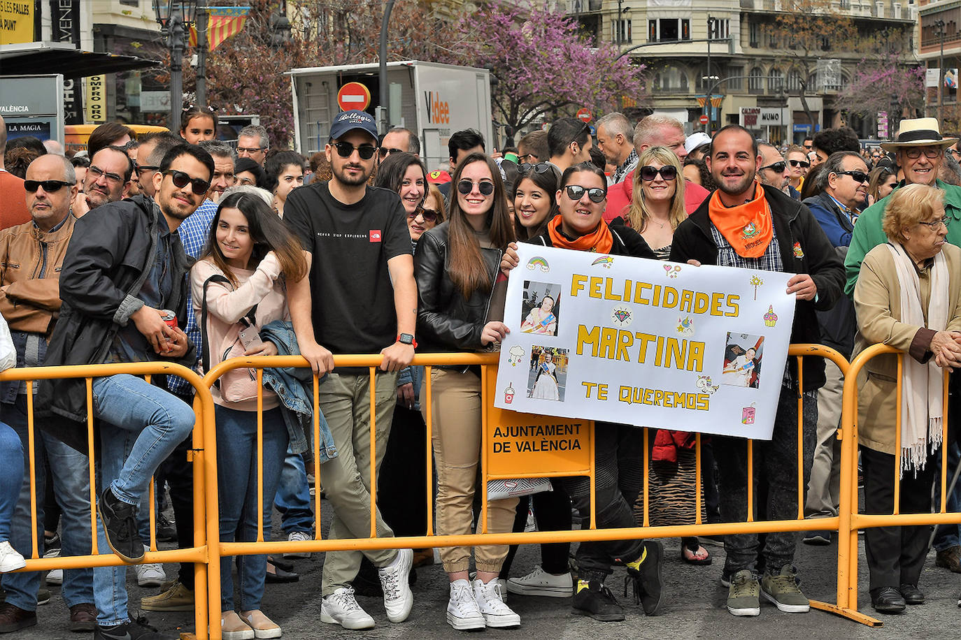 La mascletà de este martes 10 de marzo ha sido obra de Pirotecnia Crespo de Alzira, que ha decidido que su espectáculo pirotécnico sirviera de homenaje a la Guardia Civil, con el color verde como protagonista. Si has estado allí, búscate en estas imágenes: