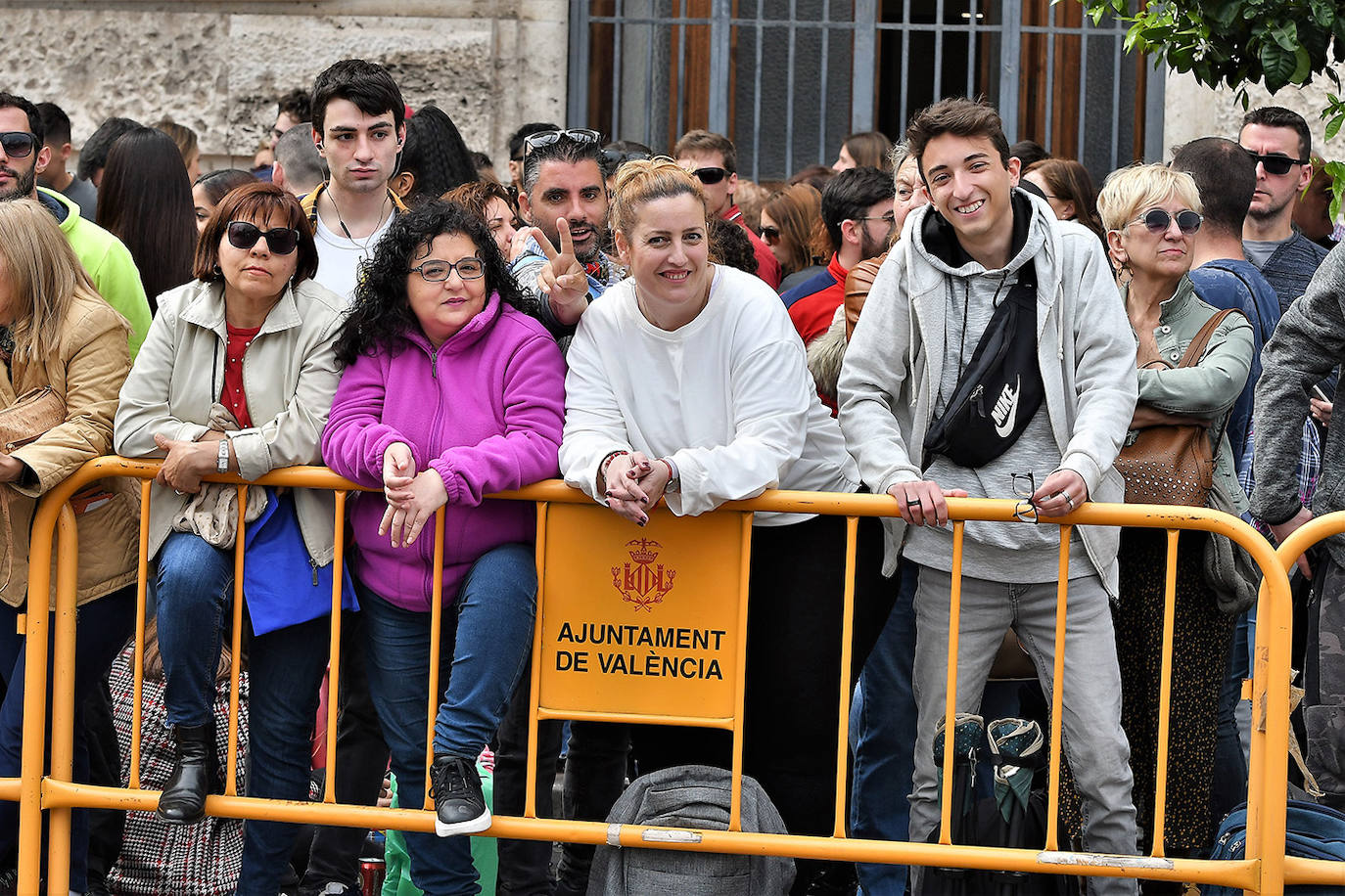 La mascletà de este martes 10 de marzo ha sido obra de Pirotecnia Crespo de Alzira, que ha decidido que su espectáculo pirotécnico sirviera de homenaje a la Guardia Civil, con el color verde como protagonista. Si has estado allí, búscate en estas imágenes: