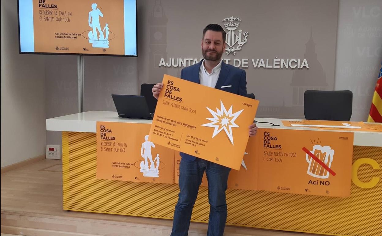 El concejal de Cultura Festiva, Carlos Galiana, esta mañana durante la presentación de la campaña.