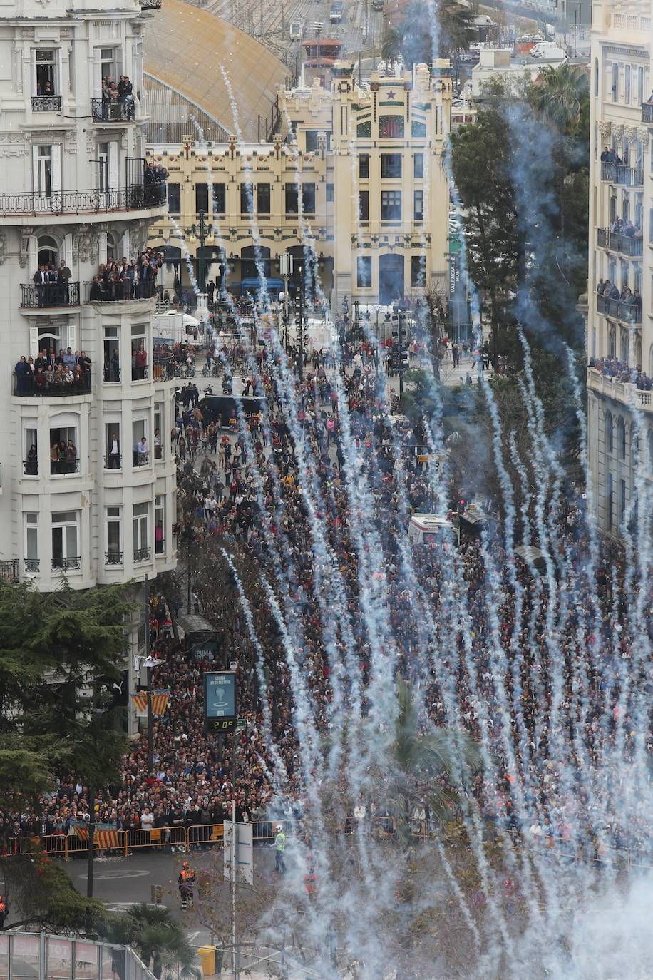 La mascletà de este martes 10 de marzo ha sido lanzada por la Pirotecnia Crespo de Alzira y ha servido de homenaje a la Guardia Civil, utilizando el color verde de la Benemérita. 