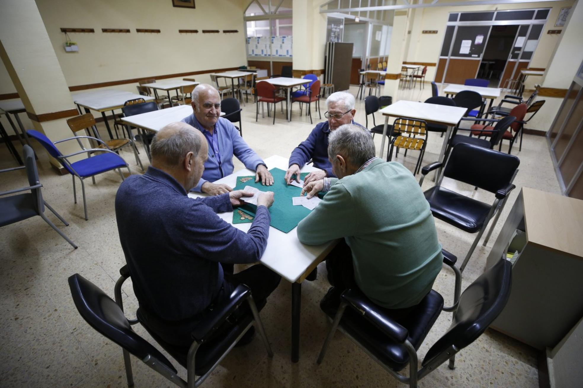  Pepe, Emilio, Genaro y Ventura, este martes, solos, jugando al guiñote en el Hogar del Jubilado de Patraix.