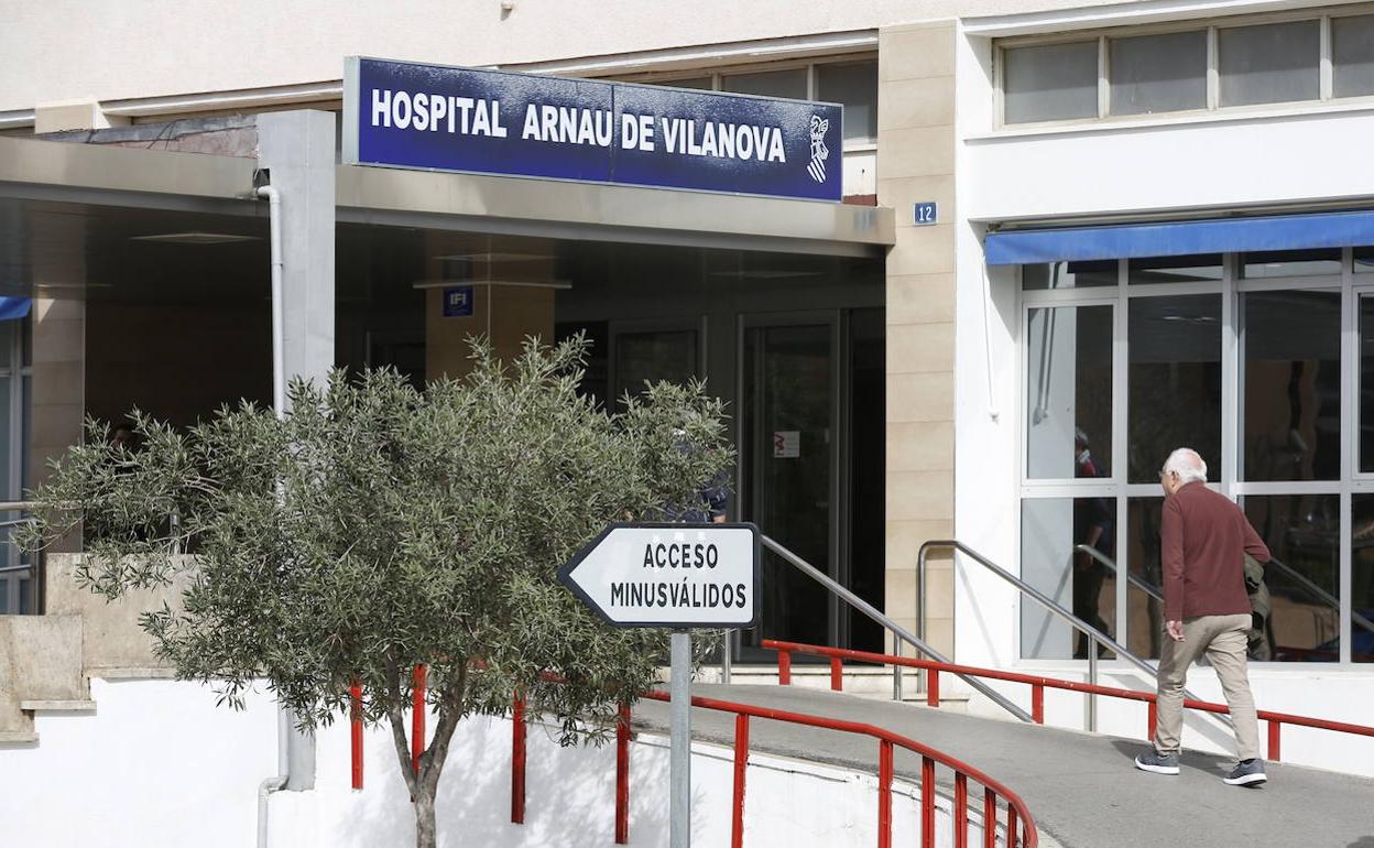 Una de las puertas de entrada del Hospital Arnau de Vilanova. 