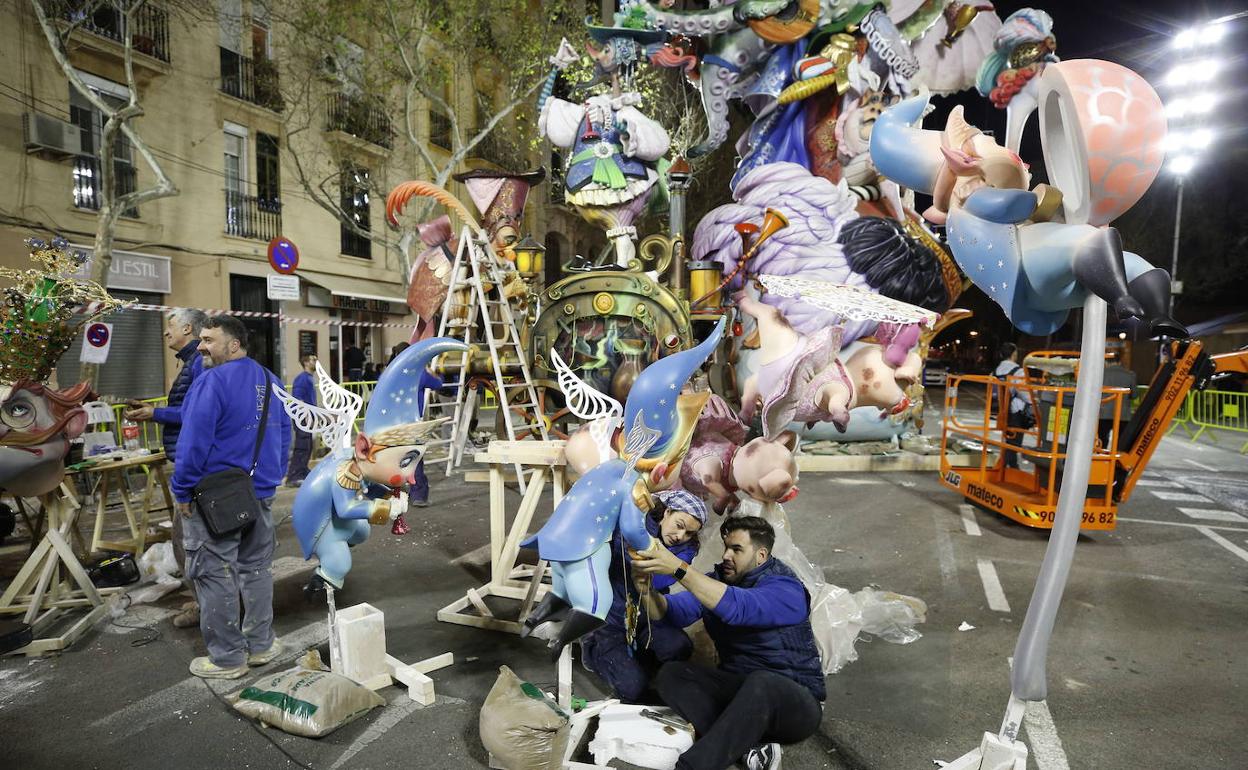 Montaje de la falla de la comisión Exposición, antes de conocerse el aplazamiento de las Fallas por el coronavirus.