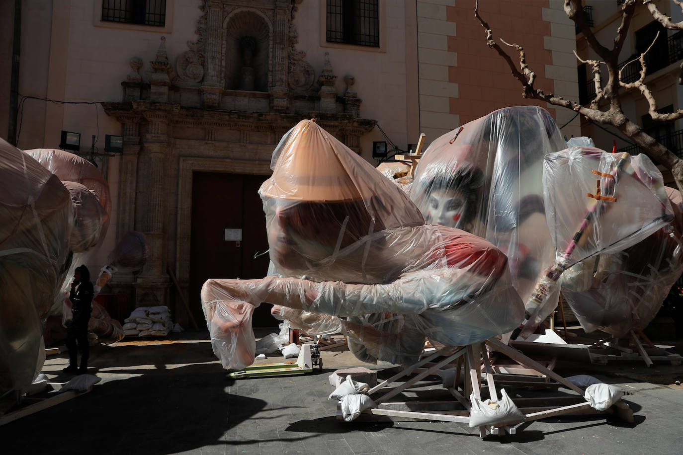 Las Fallas de Valencia se suspendieron el pasado 10 de marzo por la pandemia del coronavirus, una medida histórica que no ocurría desde la Guerra Civil. El sector vive en la incertidumbre desde entonces. 