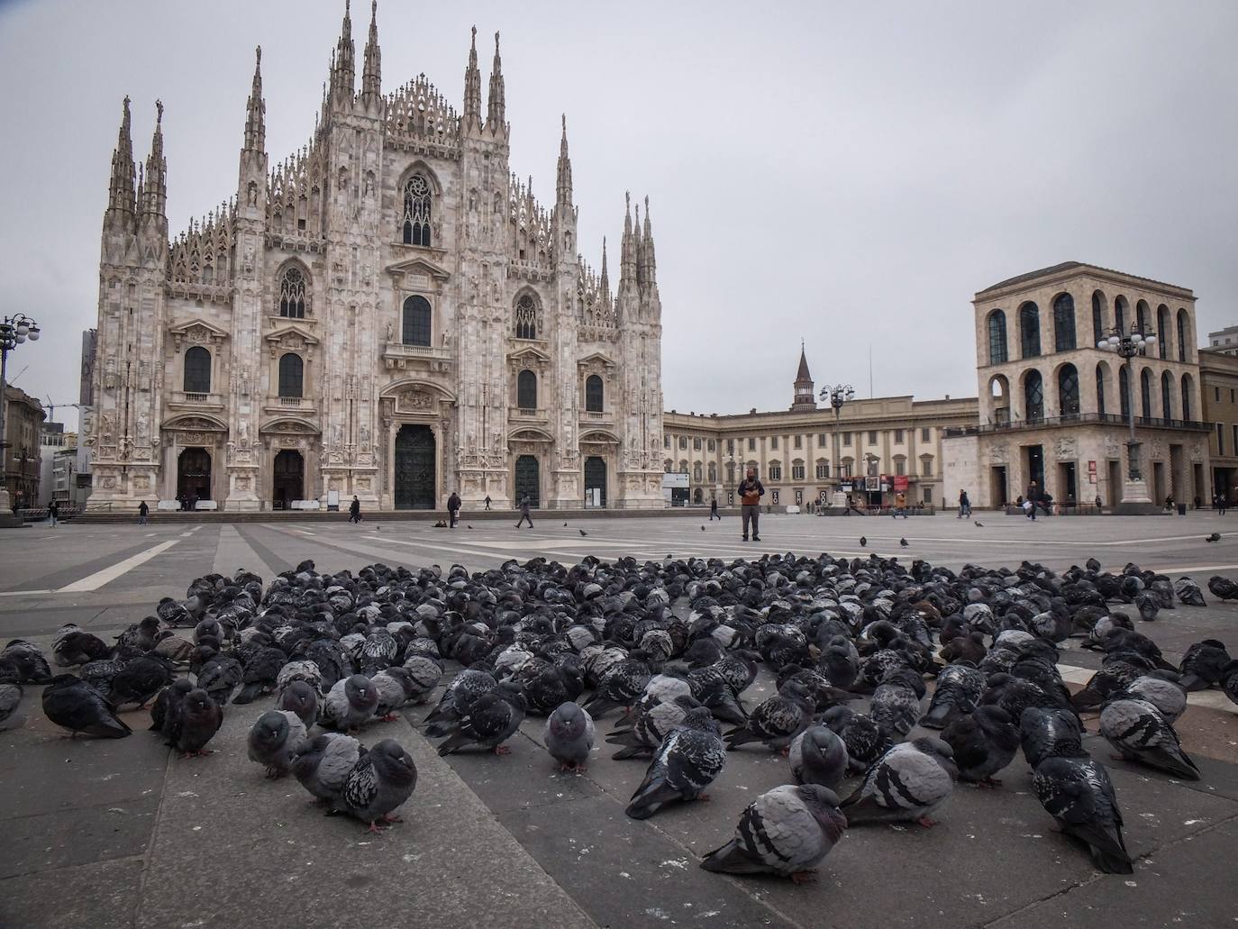 El Gobierno italiano ha tomado conciencia de que sólo con medidas radicales podrá evitar que el coronavirus deje una cifra inaceptable de muertes directas mientras provoca el colapso del sistema de salud. Este miércoles, el día en el que el país superó los 12.000 contagios y alcanzó los 827 fallecidos por la epidemia, el primer ministro, Giuseppe Conte, anunció anoche el cierre de todas las tiendas, negocios, bares y restaurantes excepto las farmacias, los supermercados y los puntos de venta de productos de primera necesidad. El cerrojazo también afecta a las industrias, que deberán clausurar temporalmente todos los departamentos que no sean imprescindibles para su producción. En las áreas que permanezcan abiertas han de adoptar medidas de seguridad que garanticen que se evitan los contagios. 