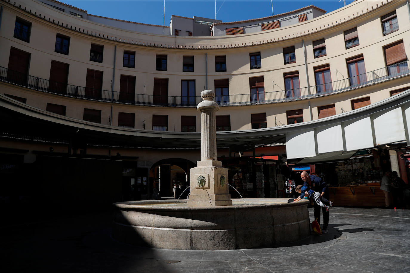 Un niño se lava las manos en una de las fuentes del centro de Valencia.