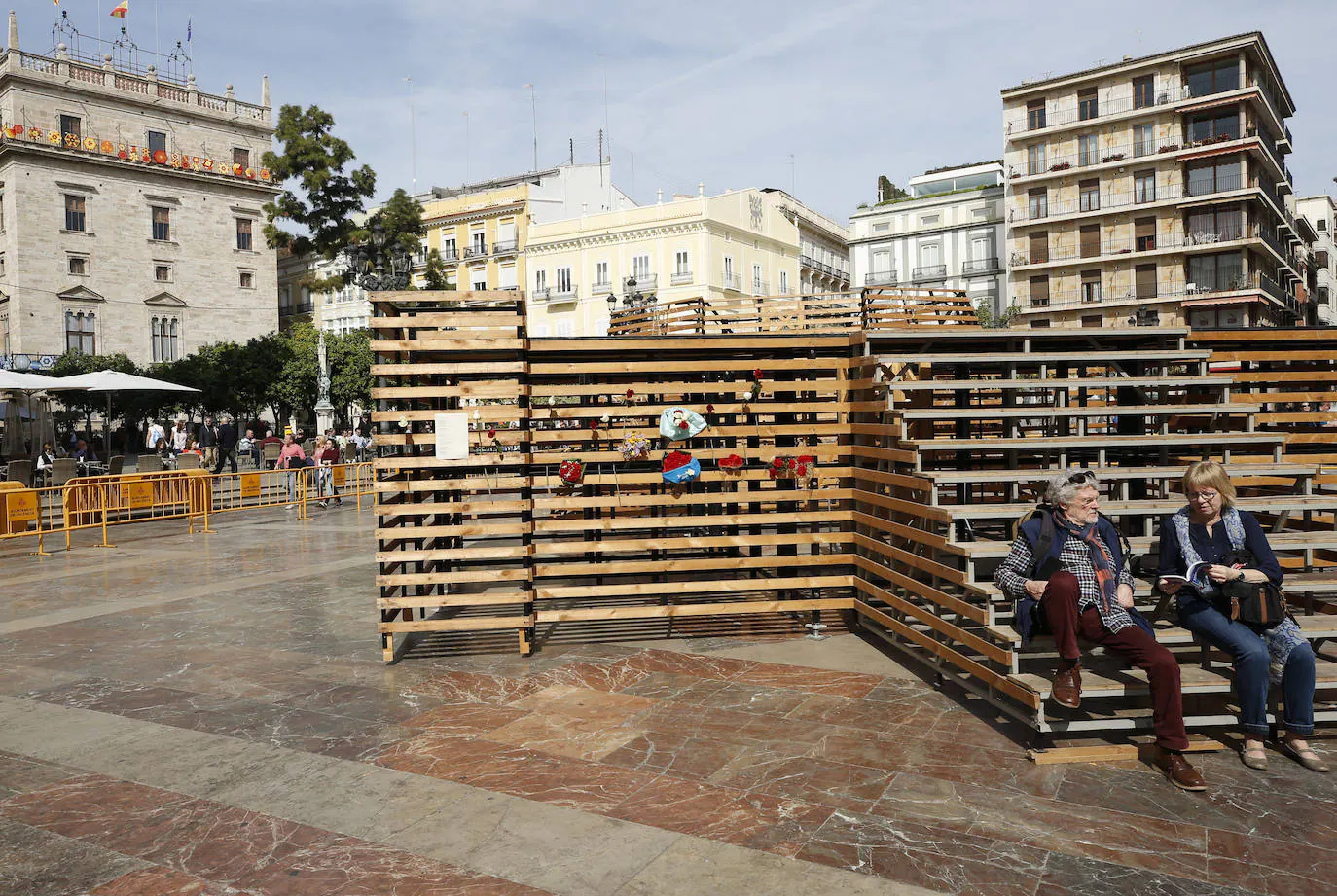 Estructura a medio montar de la Mare de Déu para la Ofrenda, en la plaza de la Virgen.