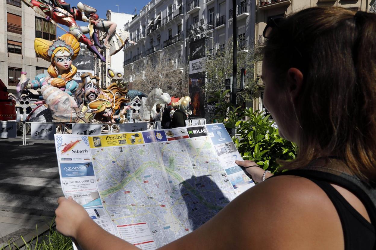 Planos falleros. Una turistas una de fallas con ninots en la calle, Antiguo Reino.