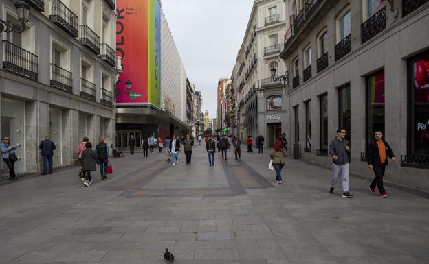 Imagen principal - Nadie quiere hacerse fotos en la Puerta del Sol