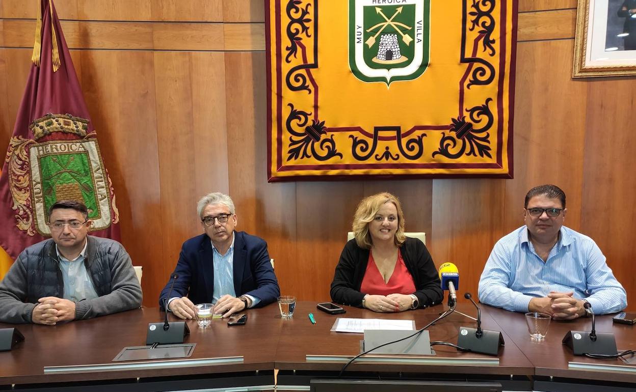 La alcaldesa, Ana Sala, junto a algunos de sus compañeros de partido. 