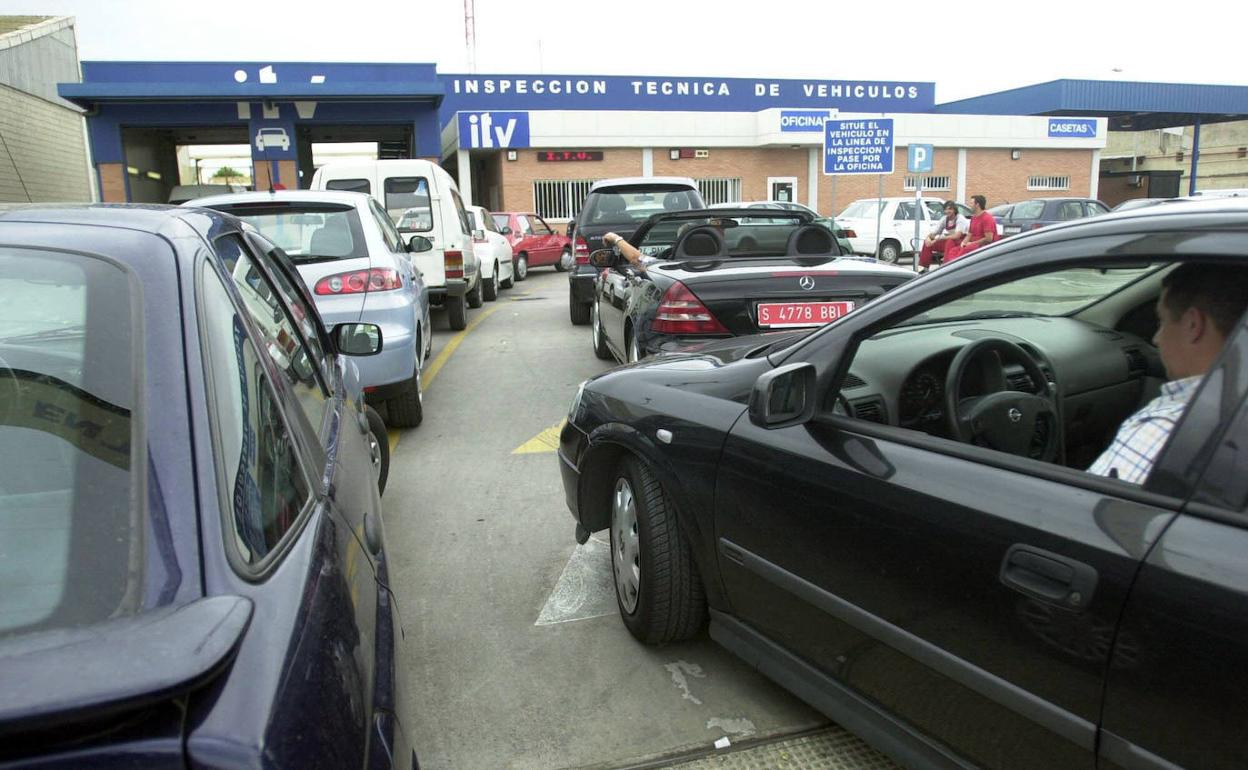 Colas en una estación de Inspección Técnica de Vehículos (ITV), en Valencia. 