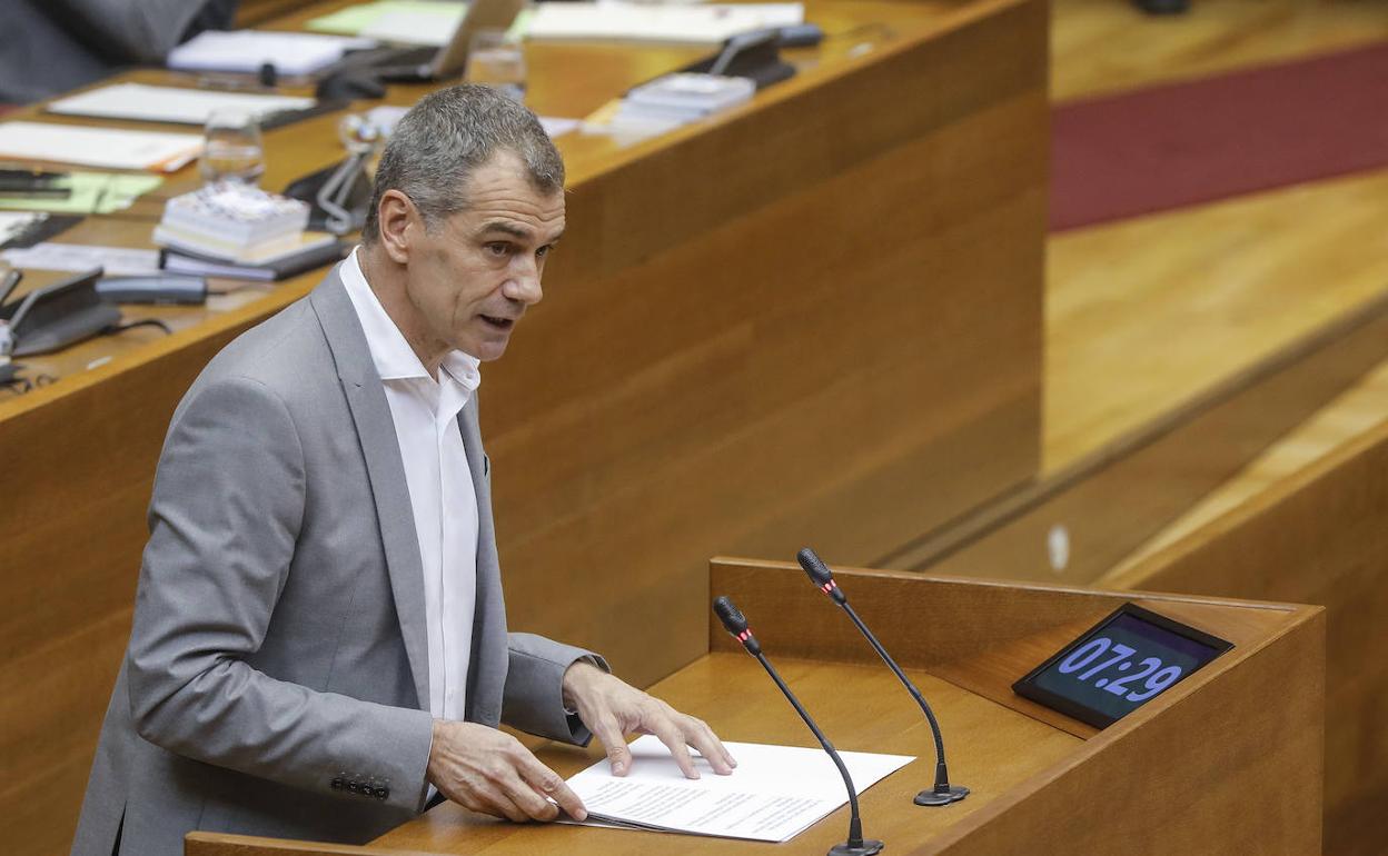 Toni Cantó durante su intervención en el pleno celebrado esta mañana en Les Corts.