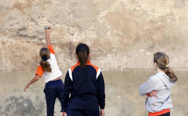 La Comunitat Valenciana cierra los centros de mayores y suspende los viajes de los centros educativos