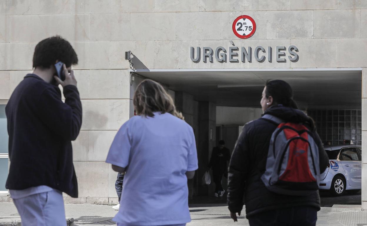 Personal sanitario y usuarios a las puertas del Hospital Clínico de Valencia