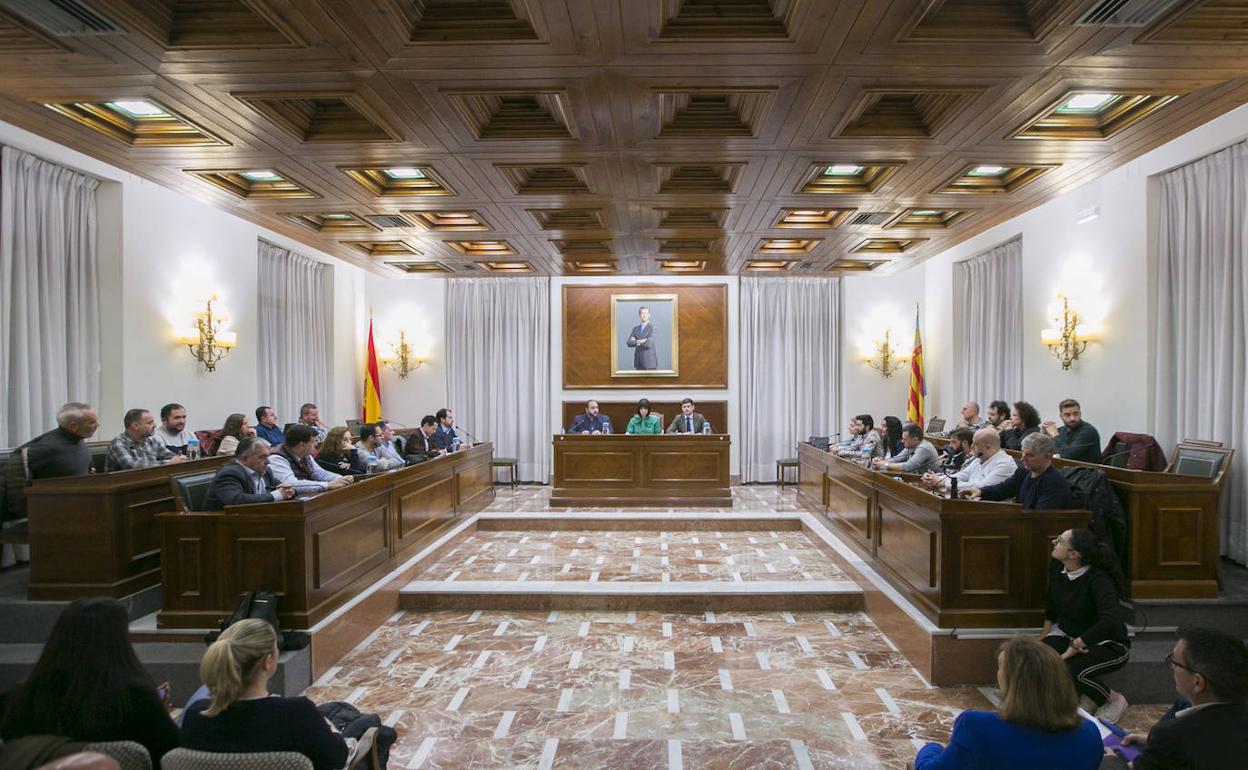 Asamblea extraordinaria de las Fallas de Gandia celebrada anoche en el Ayuntamiento.