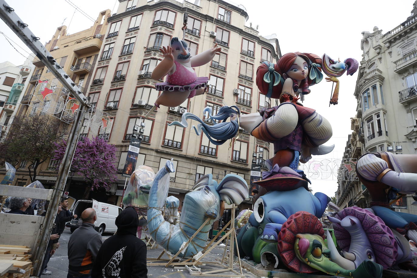 Los artesanos intentan retirar los ninots ya plantados para su posterior traslado a Feria Valencia.