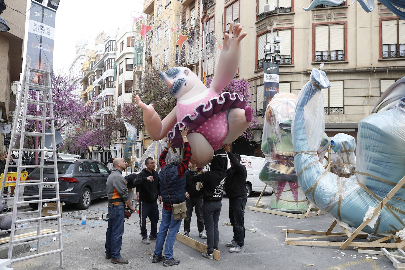 Los artesanos intentan retirar los ninots ya plantados para su posterior traslado a Feria Valencia.