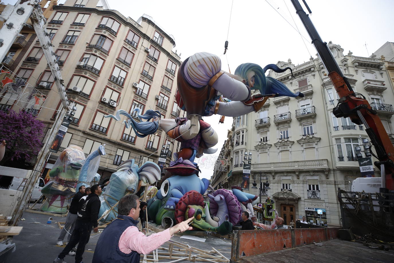 Los artesanos intentan retirar los ninots ya plantados para su posterior traslado a Feria Valencia.