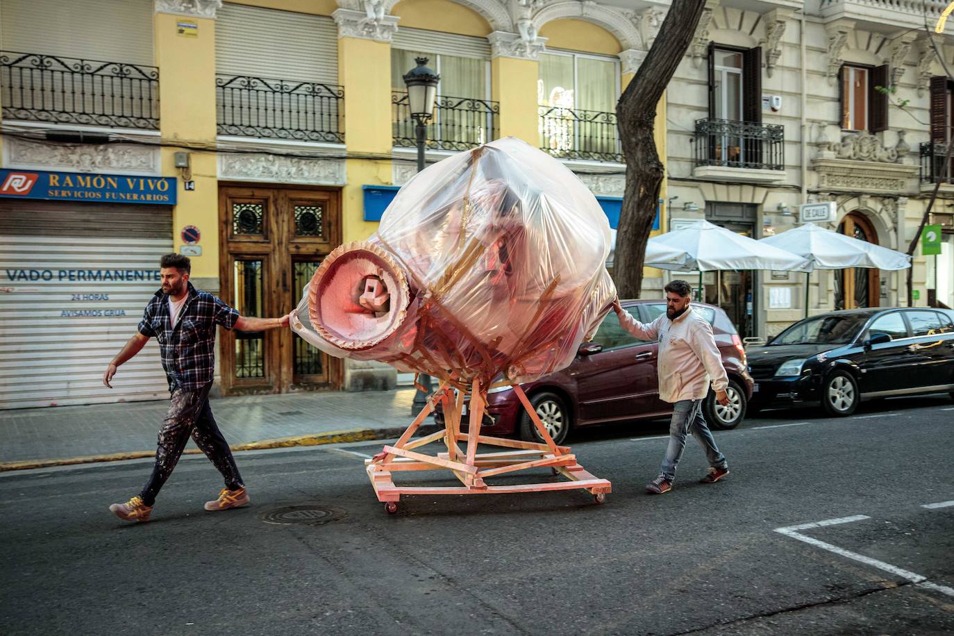 Los artesanos intentan retirar los ninots ya plantados para su posterior traslado a Feria Valencia.