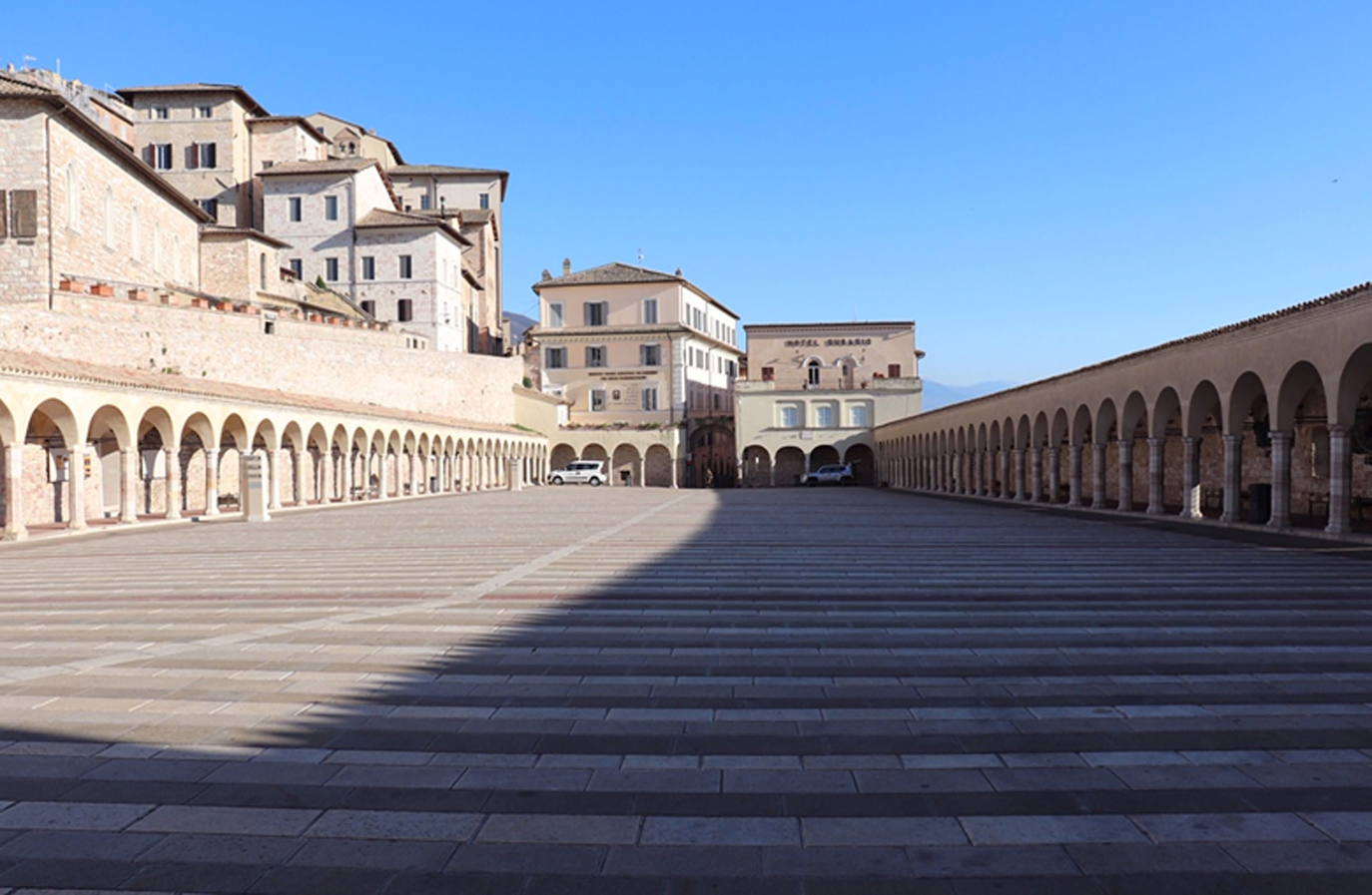 El Gobierno italiano ha tomado conciencia de que sólo con medidas radicales podrá evitar que el coronavirus deje una cifra inaceptable de muertes directas mientras provoca el colapso del sistema de salud. Este miércoles, el día en el que el país superó los 12.000 contagios y alcanzó los 827 fallecidos por la epidemia, el primer ministro, Giuseppe Conte, anunció anoche el cierre de todas las tiendas, negocios, bares y restaurantes excepto las farmacias, los supermercados y los puntos de venta de productos de primera necesidad. El cerrojazo también afecta a las industrias, que deberán clausurar temporalmente todos los departamentos que no sean imprescindibles para su producción. En las áreas que permanezcan abiertas han de adoptar medidas de seguridad que garanticen que se evitan los contagios. 