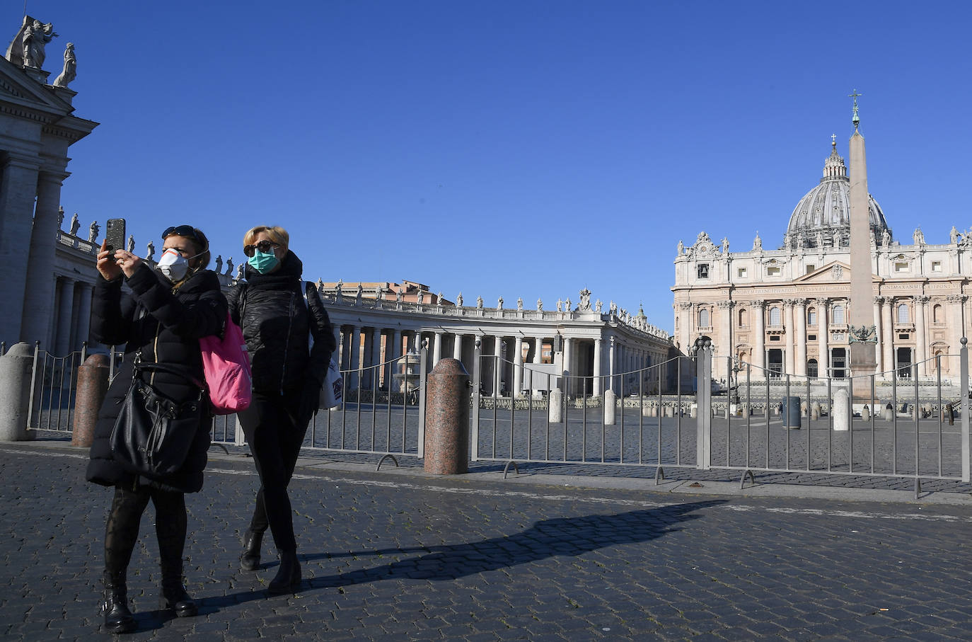 El Gobierno italiano ha tomado conciencia de que sólo con medidas radicales podrá evitar que el coronavirus deje una cifra inaceptable de muertes directas mientras provoca el colapso del sistema de salud. Este miércoles, el día en el que el país superó los 12.000 contagios y alcanzó los 827 fallecidos por la epidemia, el primer ministro, Giuseppe Conte, anunció anoche el cierre de todas las tiendas, negocios, bares y restaurantes excepto las farmacias, los supermercados y los puntos de venta de productos de primera necesidad. El cerrojazo también afecta a las industrias, que deberán clausurar temporalmente todos los departamentos que no sean imprescindibles para su producción. En las áreas que permanezcan abiertas han de adoptar medidas de seguridad que garanticen que se evitan los contagios. 