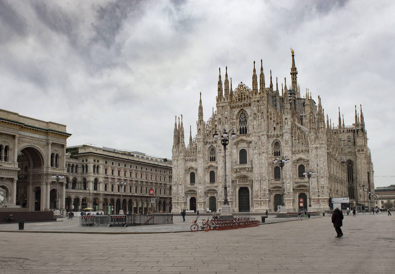 El Gobierno italiano ha tomado conciencia de que sólo con medidas radicales podrá evitar que el coronavirus deje una cifra inaceptable de muertes directas mientras provoca el colapso del sistema de salud. Este miércoles, el día en el que el país superó los 12.000 contagios y alcanzó los 827 fallecidos por la epidemia, el primer ministro, Giuseppe Conte, anunció anoche el cierre de todas las tiendas, negocios, bares y restaurantes excepto las farmacias, los supermercados y los puntos de venta de productos de primera necesidad. El cerrojazo también afecta a las industrias, que deberán clausurar temporalmente todos los departamentos que no sean imprescindibles para su producción. En las áreas que permanezcan abiertas han de adoptar medidas de seguridad que garanticen que se evitan los contagios. 