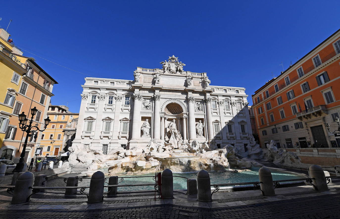 El Gobierno italiano ha tomado conciencia de que sólo con medidas radicales podrá evitar que el coronavirus deje una cifra inaceptable de muertes directas mientras provoca el colapso del sistema de salud. Este miércoles, el día en el que el país superó los 12.000 contagios y alcanzó los 827 fallecidos por la epidemia, el primer ministro, Giuseppe Conte, anunció anoche el cierre de todas las tiendas, negocios, bares y restaurantes excepto las farmacias, los supermercados y los puntos de venta de productos de primera necesidad. El cerrojazo también afecta a las industrias, que deberán clausurar temporalmente todos los departamentos que no sean imprescindibles para su producción. En las áreas que permanezcan abiertas han de adoptar medidas de seguridad que garanticen que se evitan los contagios. 